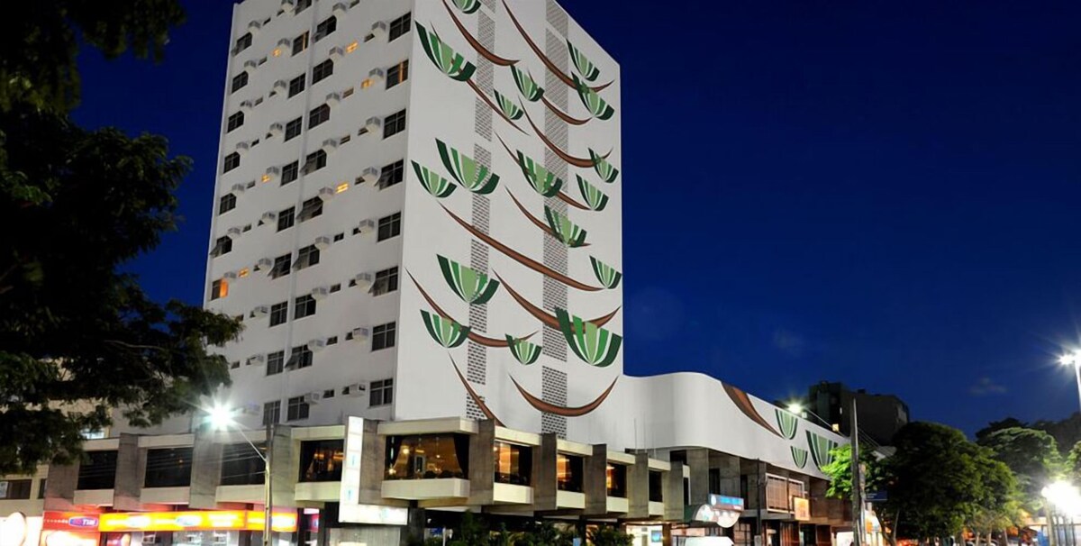 Fachada do Copas Verdes Hotel à noite