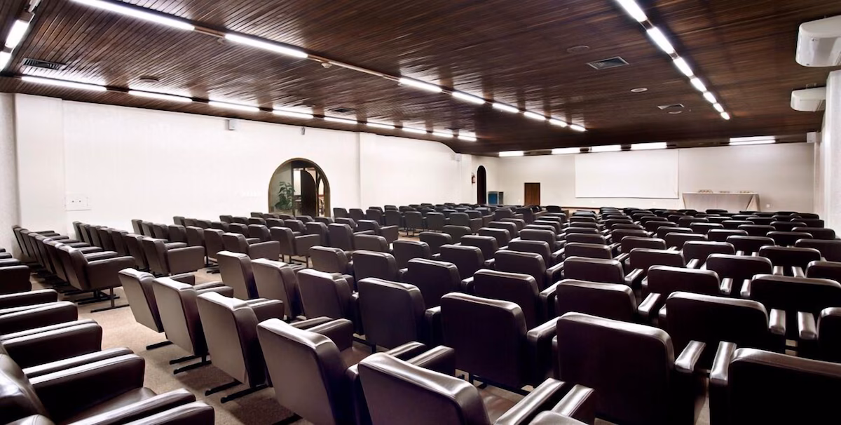 Auditório do Copas Verdes Hotel preparado para eventos
